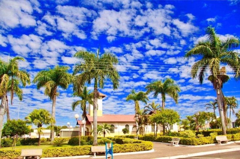 Galeria praca-da-matriz-do-distrito-de-bandeirantes-d-oeste-